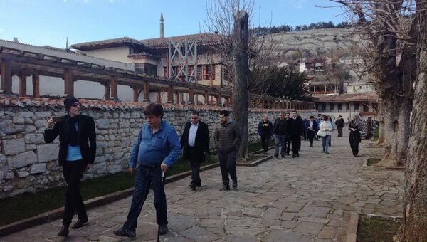 Иностранные наблюдатели, приехавшие в Крым для освещения выборов президента, прогуливаются в окрестностях Ханского дворца в Бахчисарае
