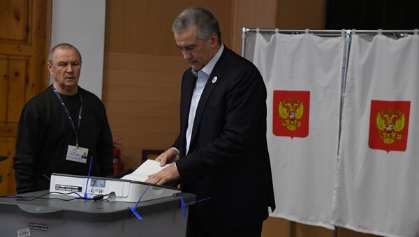 Глава Республики Крым Сергей Аксенов голосует на выборах президента. 18 марта 2018