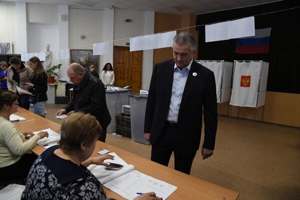 Глава Республики Крым Сергей Аксенов голосует на выборах президента. 18 марта 2018 Глава Республики Крым Сергей Аксенов голосует на выборах президента. 18 марта 2018