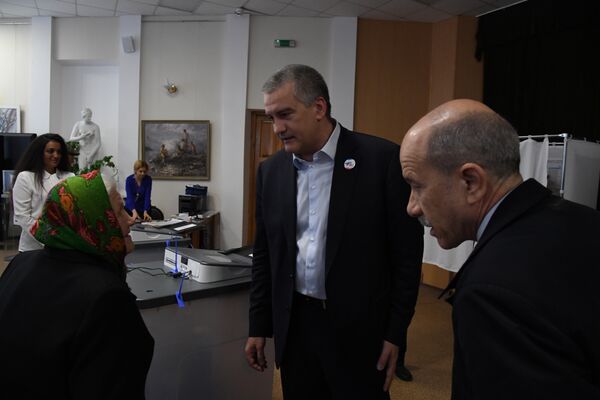 Глава Республики Крым Сергей Аксенов голосует на выборах президента. 18 марта 2018 Глава Республики Крым Сергей Аксенов голосует на выборах президента. 18 марта 2018