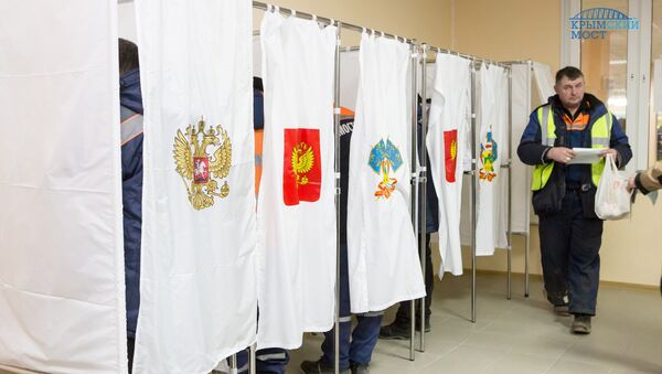 Строители Крымского моста голосуют на избирательных участках в рабочих поселках во время выборов президента РФ