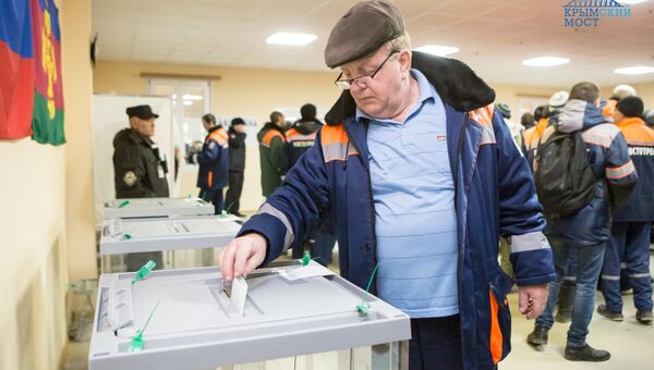 Строители Крымского моста голосуют на избирательных участках в рабочих поселках во время выборов президента РФ
