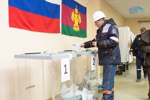 Строители Крымского моста голосуют на избирательных участках в рабочих поселках во время выборов президента РФ Строители Крымского моста голосуют на избирательных участках в рабочих поселках во время выборов президента РФ