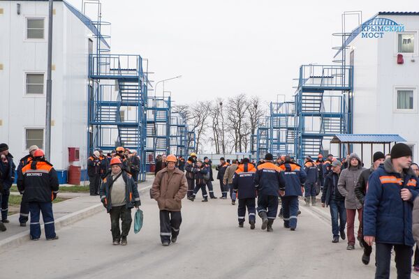 Строители Крымского моста голосуют на избирательных участках в рабочих поселках во время выборов президента РФ Строители Крымского моста голосуют на избирательных участках в рабочих поселках во время выборов президента РФ