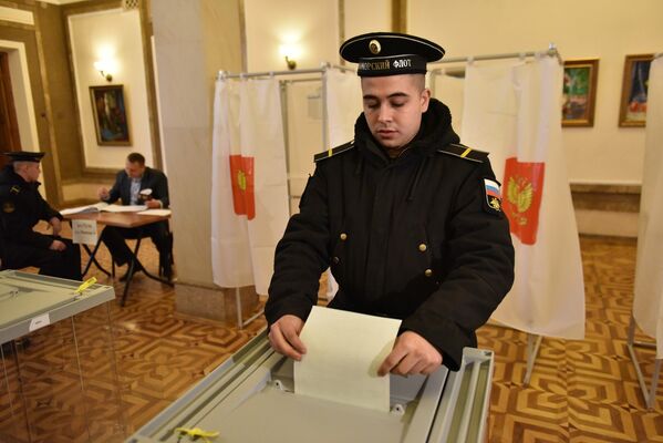 Военнослужащие Черноморского флота участвуют в голосовании на выборах президента России