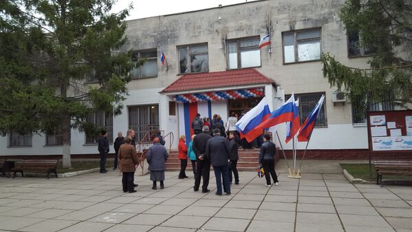 Очередь перед открытием избирательного участка в Симферопольском районе