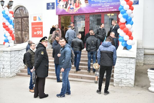Очередь перед открытием избирательного участка в Севастополе