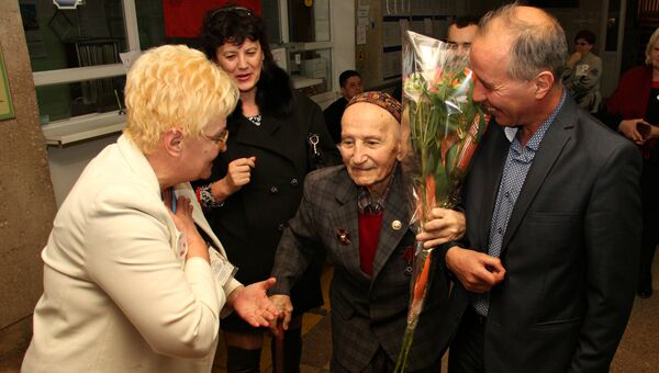 96-летний ветеран Великой Отечественной войны Шукра Абджемиль проголосова на выборах президента. Симферополь, 18 марта 2018
