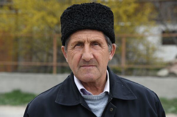 Пенсионер Сервер Ганиев возле избирательного участка в селе Куйбышево Бахчисарайского района. 18 марта 2018 Пенсионер Сервер Ганиев возле избирательного участка в селе Куйбышево Бахчисарайского района. 18 марта 2018