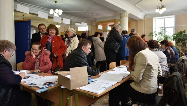 Избиратели на участке в симферопольской гимназии №1 во время выборов президента России