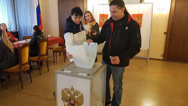 Зампредседателя Госкомитета по охране культурного наследия РК Александр Жаворонков голосует в Милане (Италия)