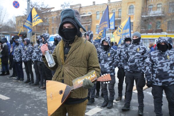 Сотрудники МВД Украины и представители националистических организаций блокируют здание посольства РФ в Киеве в связи с выборами президента РФ. 18 марта 2018 Сотрудники МВД Украины и представители националистических организаций блокируют здание посольства РФ в Киеве в связи с выборами президента РФ. 18 марта 2018