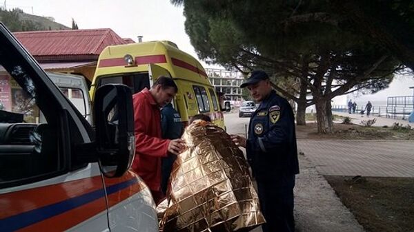 Сотрудники Крым-СПАСа спасли из моря в Алуште двоих пьяных мужчин Сотрудники Крым-СПАСа спасли из моря в Алуште двоих пьяных мужчин