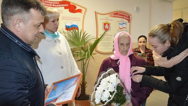 100-летняя жительница поселка Первомайское Прасковья Ильченко пришла на участок, чтобы проголосовать на выборах президента РФ
