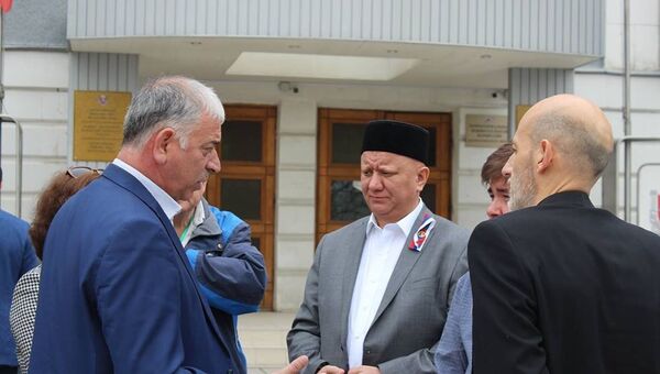 Глава Духовного собрания мусульман России, муфтий Альбир Крганов (в центре) и глава Бахчисарайского районного совета Рефат Дердаров (слева)