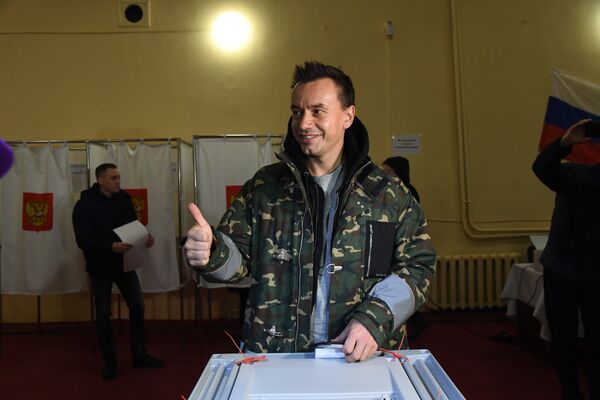 Солист группы Дискотека авария Алексей Серов проголосовал в Симферополе на выборах президента. 18 марта 2018 Солист группы Дискотека авария Алексей Серов проголосовал в Симферополе на выборах президента. 18 марта 2018