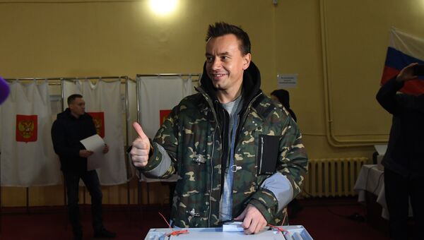 Солист группы Дискотека авария Алексей Серов проголосовал в Симферополе на выборах президента. 18 марта 2018