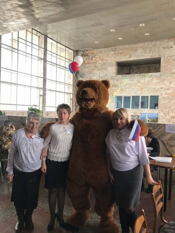 Избиратель в костюме бурого медведя на избирательном участке в Северобайкальске (Бурятия) во время выборов президента РФ. 18 марта 2018 Избиратель в костюме бурого медведя на избирательном участке в Северобайкальске (Бурятия) во время выборов президента РФ. 18 марта 2018