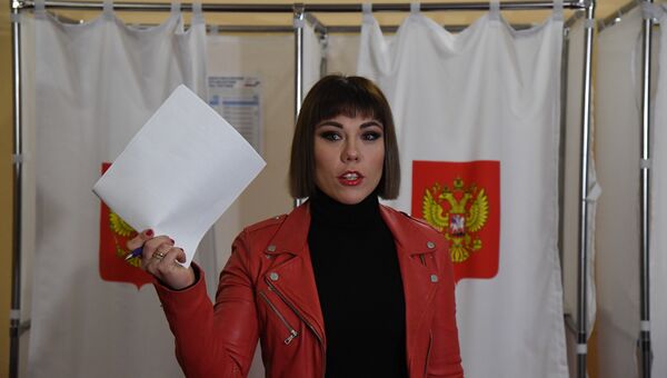 Солистка группы Дискотека Авария Анна Хохлова проголосовала на участке в Симферополе. 18 марта 2018