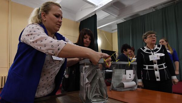 Вскрытие урны с бюллетенями на избирательном участке в Симферополе
