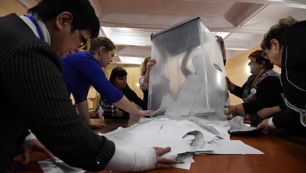 Вскрытие урны с бюллетенями на избирательном участке