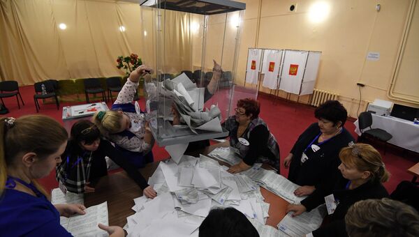Вскрытие урны с бюллетенями на избирательном участке в Симферополе