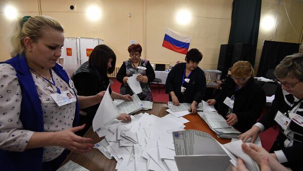 Выемка и подсчет бюллетеней на избирательном участке в Симферополе