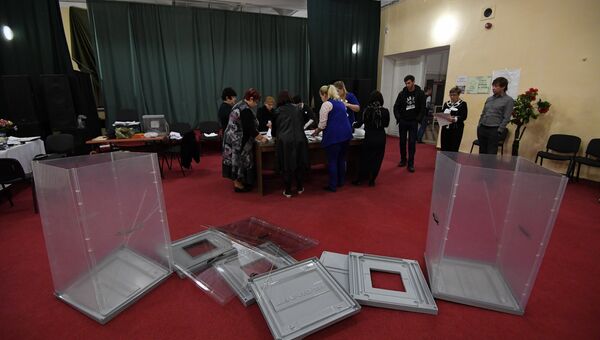 Выемка и подсчет бюллетеней на избирательном участке в Симферополе