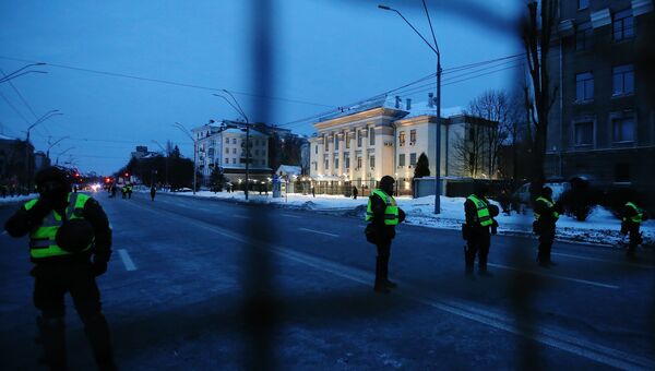 Сотрудники МВД Украины блокируют здание посольства РФ в Киеве в связи с выборами президента РФ