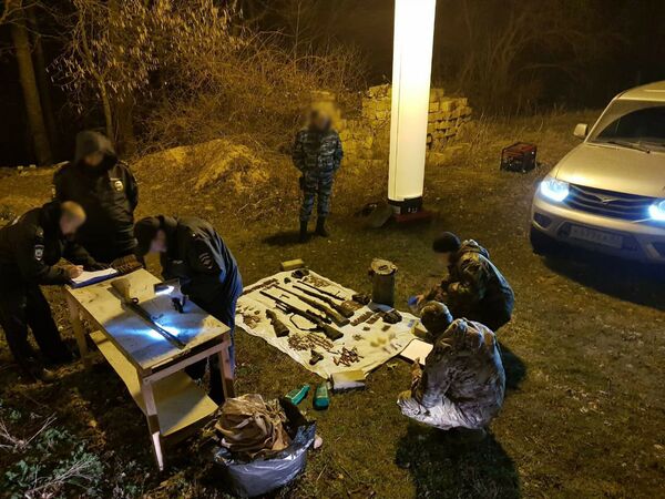 Схрон оружия, который сотрудники ОМВД Бахчисарайского района обнаружили в ущелье Ай-Петри Схрон оружия, который сотрудники ОМВД Бахчисарайского района обнаружили в ущелье Ай-Петри