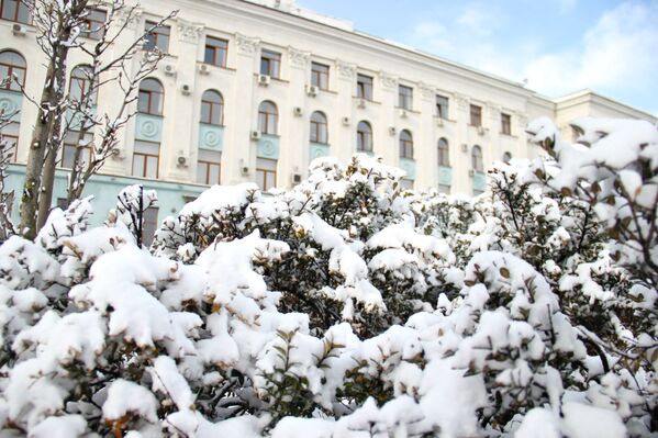 Снег в Симферополе возле здания Совета министров РК. 22 марта 2018