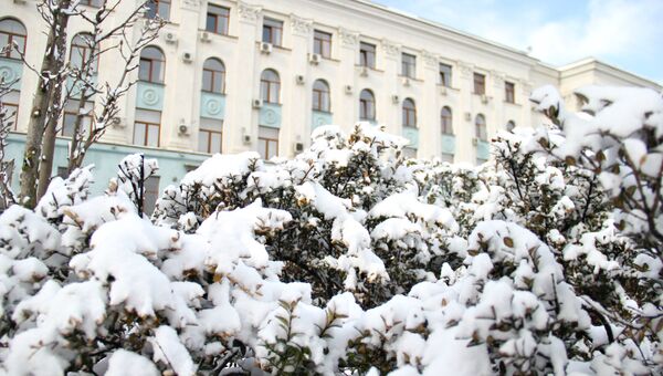 Снег в Симферополе возле здания Совета министров РК. 22 марта 2018