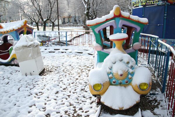Снег на детских аттракционах в парке имени Тренева в Симферополе. 22 марта 2018
