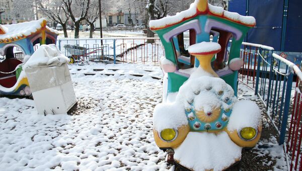 Снег на детских аттракционах в парке имени Тренева в Симферополе. 22 марта 2018