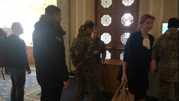 В Верховной раде Украины теперь дежурит женский батальон