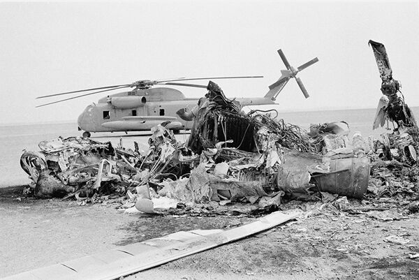 Сгоревший и брошенный американские вертолеты Sikorsky RH-53D Sea Stallion Сгоревший и брошенный американские вертолеты Sikorsky RH-53D Sea Stallion