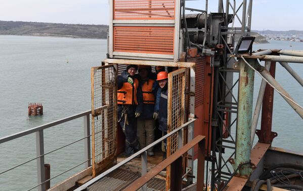 Рабочие, задействованные в строительстве моста через Керченский пролив со стороны Крыма