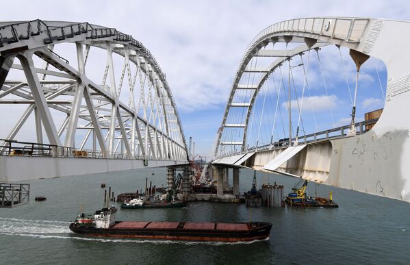 Судно проходит под арками Крымского моста