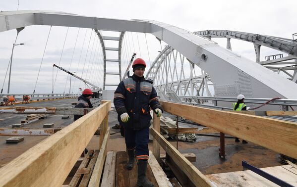 Строители моста через Керченский пролив со стороны Крыма