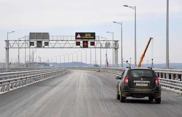 Установка и проверка информационного экрана на готовом участке дороги, ведущей к Крымскому мосту на острове Тузла