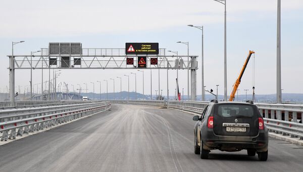 Установка и проверка информационного экрана на готовом участке дороги, ведущей к Крымскому мосту на острове Тузла