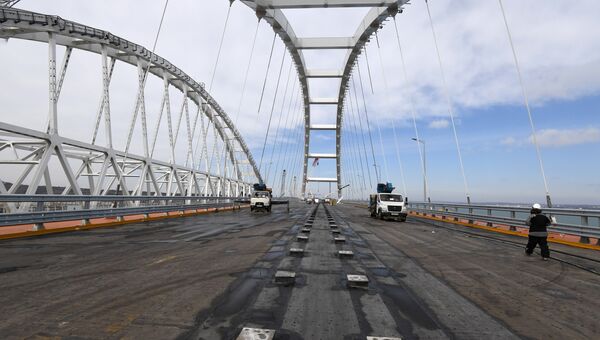 Строительство автомобильной арки Крымского моста