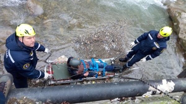Крымские спасатели оказали помощь мужчине, упавшему в реку в Ялте