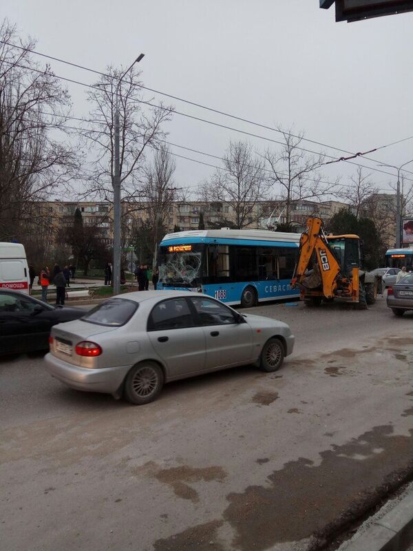 В Севастополе троллейбус столкнулся с экскаватором