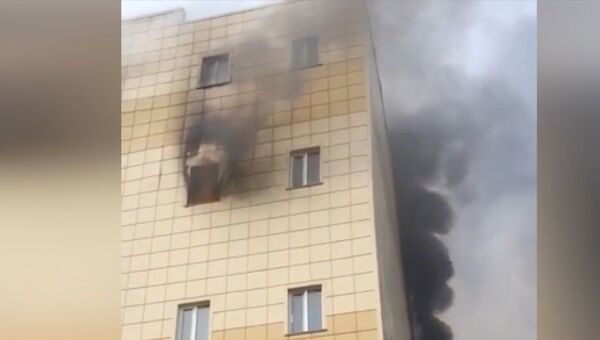 Торговый центр горит в Кемерово. Кадры с места ЧП