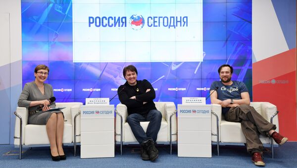 Актеры Денис Матросов (в центре) и Петр Красилов(справа) на пресс-конференции в пресс-центре МИА Россия сегодня в Симферополе