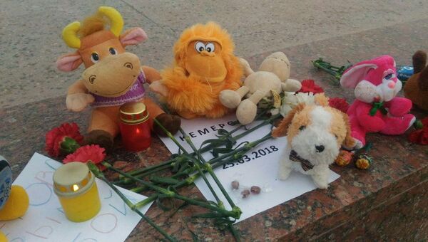 Видео: в Симферополе несут цветы и игрушки в память о погибших на пожаре в ТЦ в Кемерово