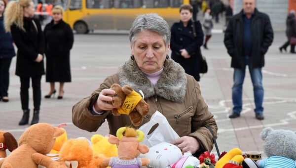 Горожане несут на площадь им. Ленина в Симферополе игрушки в память о погибших на пожаре в ТЦ Кемерово