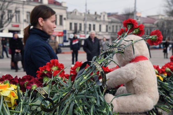 В Симферополе на площади имени Ленина прошла памятная акция о жертвах трагедии в Кемерово В Симферополе на площади имени Ленина прошла памятная акция о жертвах трагедии в Кемерово