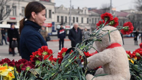 В Симферополе на площади имени Ленина прошла памятная акция о жертвах трагедии в Кемерово